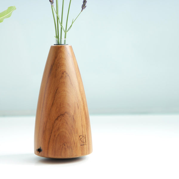 Clever-Smart-Design_Rimu Vase - Nail Hole